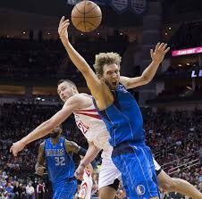 我看28年NBA一直到现在，我可以告诉你，马克杰克逊只让库里第一个赛季打3场替补，然后就一直是主力，第三年受伤了，首发只打20多场，短暂复出之后有3场打第六人，为了保护库里