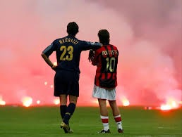 为什么棒球运动员在接捕高飞球时会不断挥手示意队友离开